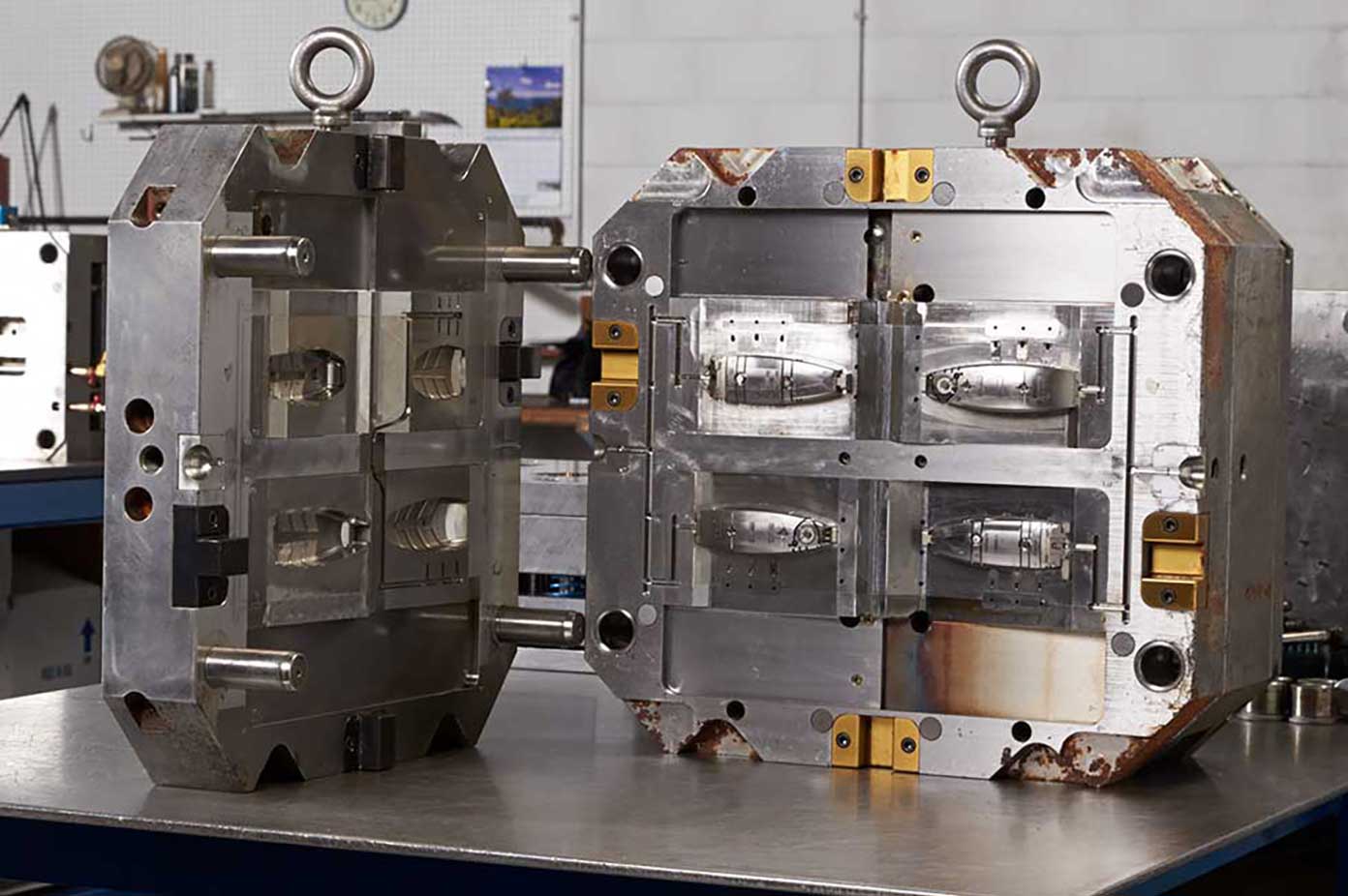PLASTIC INJECTION MOLD